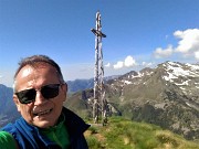 41 Croce di vetta Pizzo delle segade (2173 m) con vista in Ponteranica